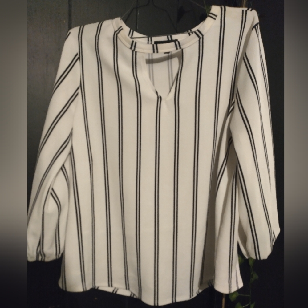 ♥️3/$15 PTP 22" Black and White Striped Blouse